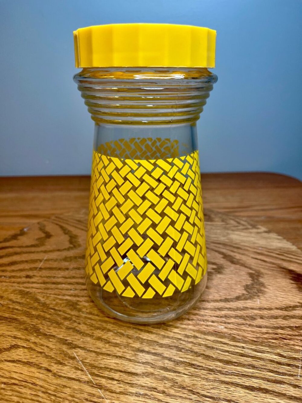 Vintage Folger's glass carafe with lid. Bright yellow basket weave design. Measu - Picture 2 of 9